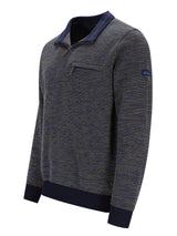 Holzkohlgrauer Pullover mit marineblauen Akzenten und einem strukturierten Fischgrätmuster.