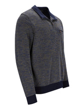 Kohle-grauer Fischgrät-Pullover mit marineblauen Akzenten und Kragen, aus Wolle gefertigt.