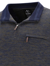 Halo-Poloshirt mit marineblauem Kragen und Manschetten, mit einem strukturierten Muster in Dunkelgrau.
