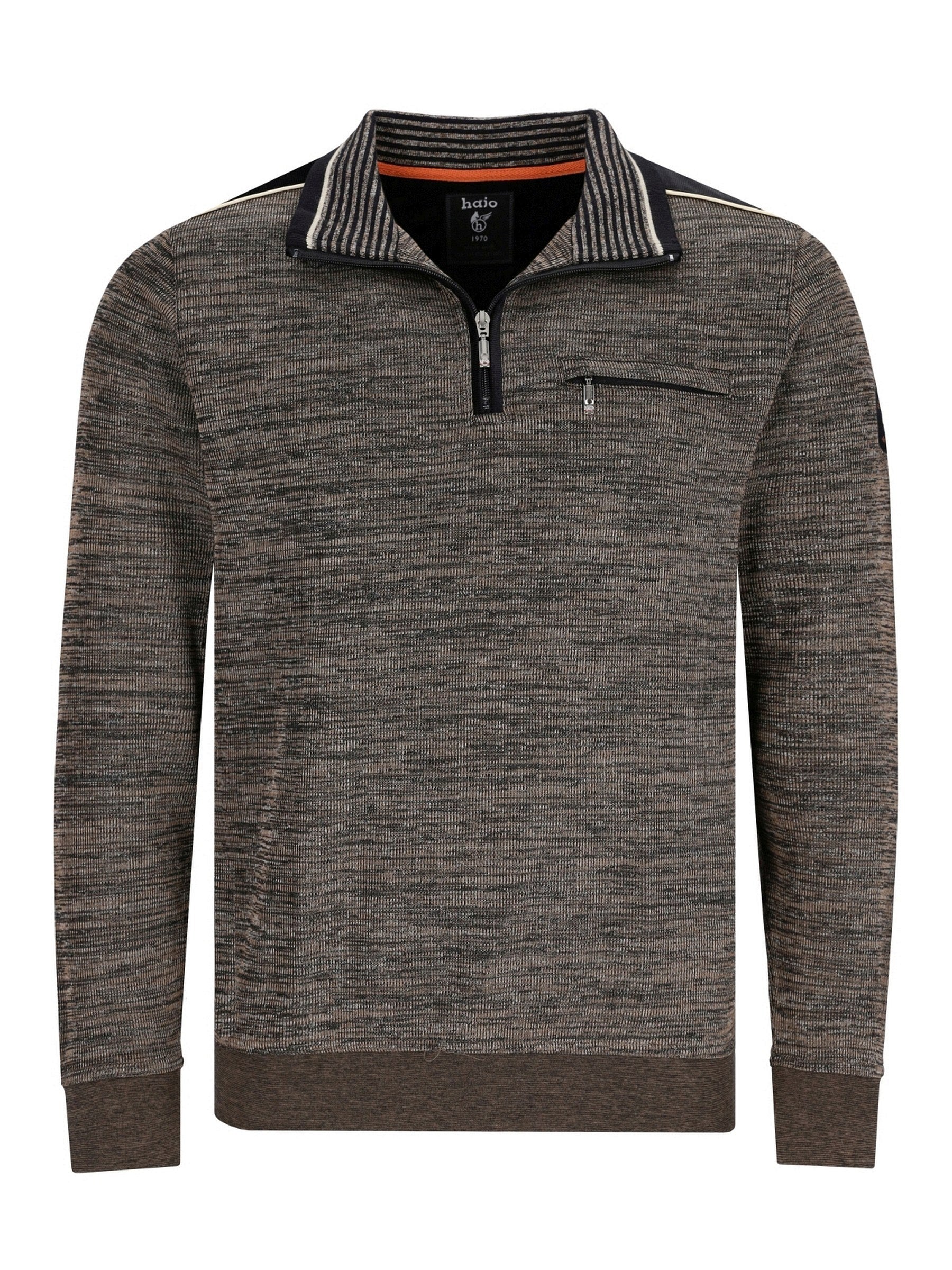 Kohle-grauer Pullover mit gestreiftem Kragen und Reißverschluss-Detail, aus weichem Strickmaterial gefertigt.