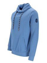 Hellblaue Kapuzenjacke mit Kordelzugkapuze und Taschen-Detail, mit kleinem Logo auf dem linken Ärmel.