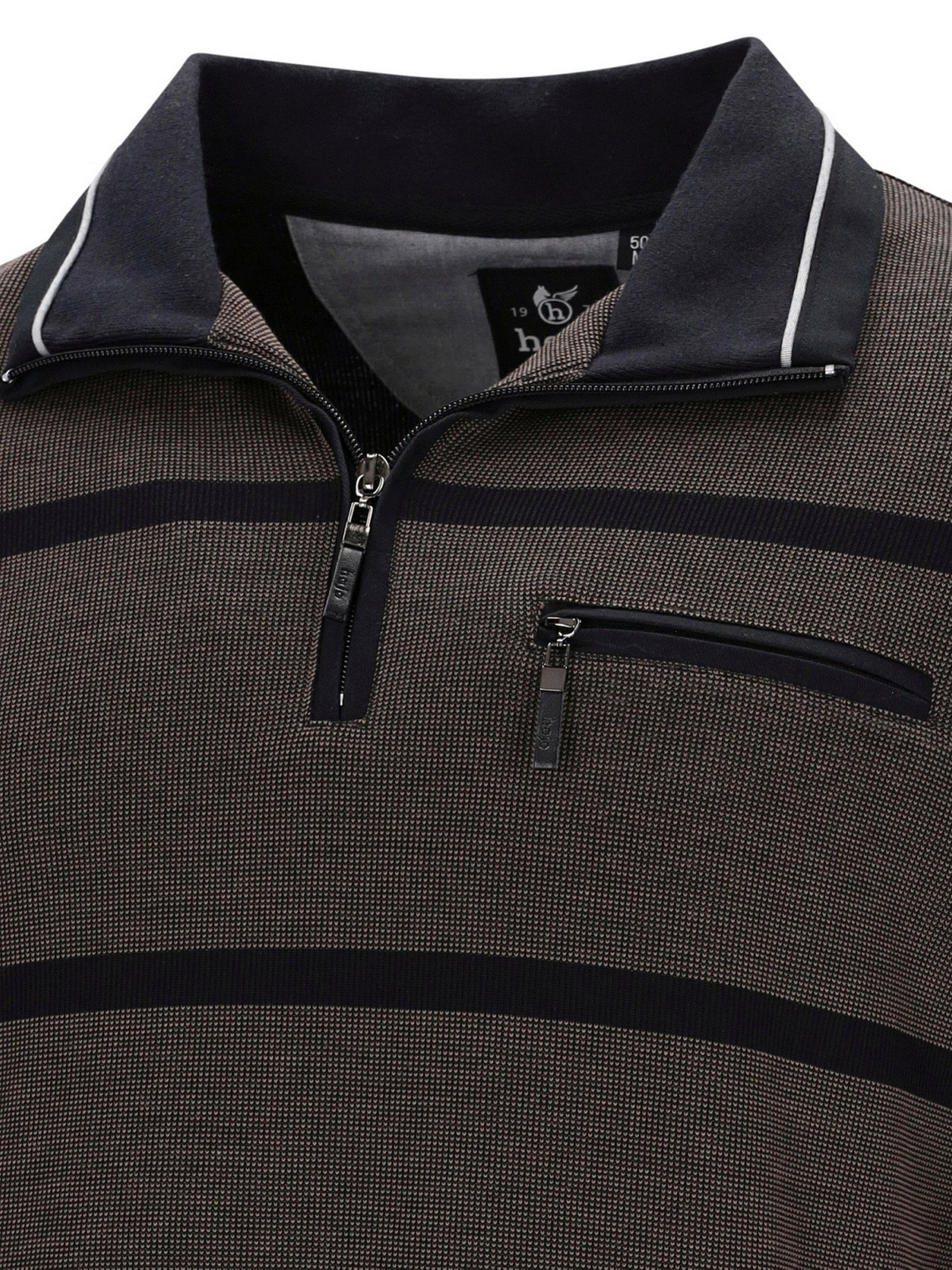 Kohle- und schwarz gestreifter Viertelreißverschluss-Pulli mit marineblauem Kragen und Bündchen.