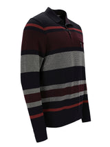 Gestreifter Pullover mit Half-Zip-Design, das schwarze und maroonfarbene Streifen auf einem strukturierten Stoff aufweist.
