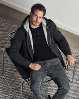 Schwarzer Kapuzenpulli mit Reißverschluss und Sherpa-Futter für Männer.