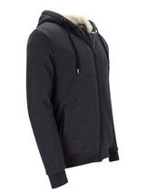 Schwarze Kapuzenjacke mit Reißverschluss, Sherpa-Futter und Kapuze.