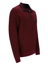 Bordeauxfarbener Reißverschluss-Pullover mit schwarzen Akzenten und Reißverschluss-Detail.