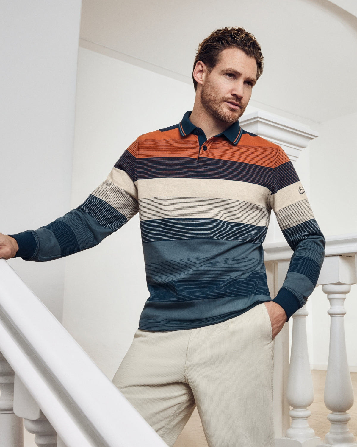 Langärmeliges gestreiftes Herren-Poloshirt in erdigen und kühlen Tönen.