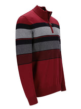 Bordeaux- und grauer gestreifter Pullover mit Half-Zip-Design.