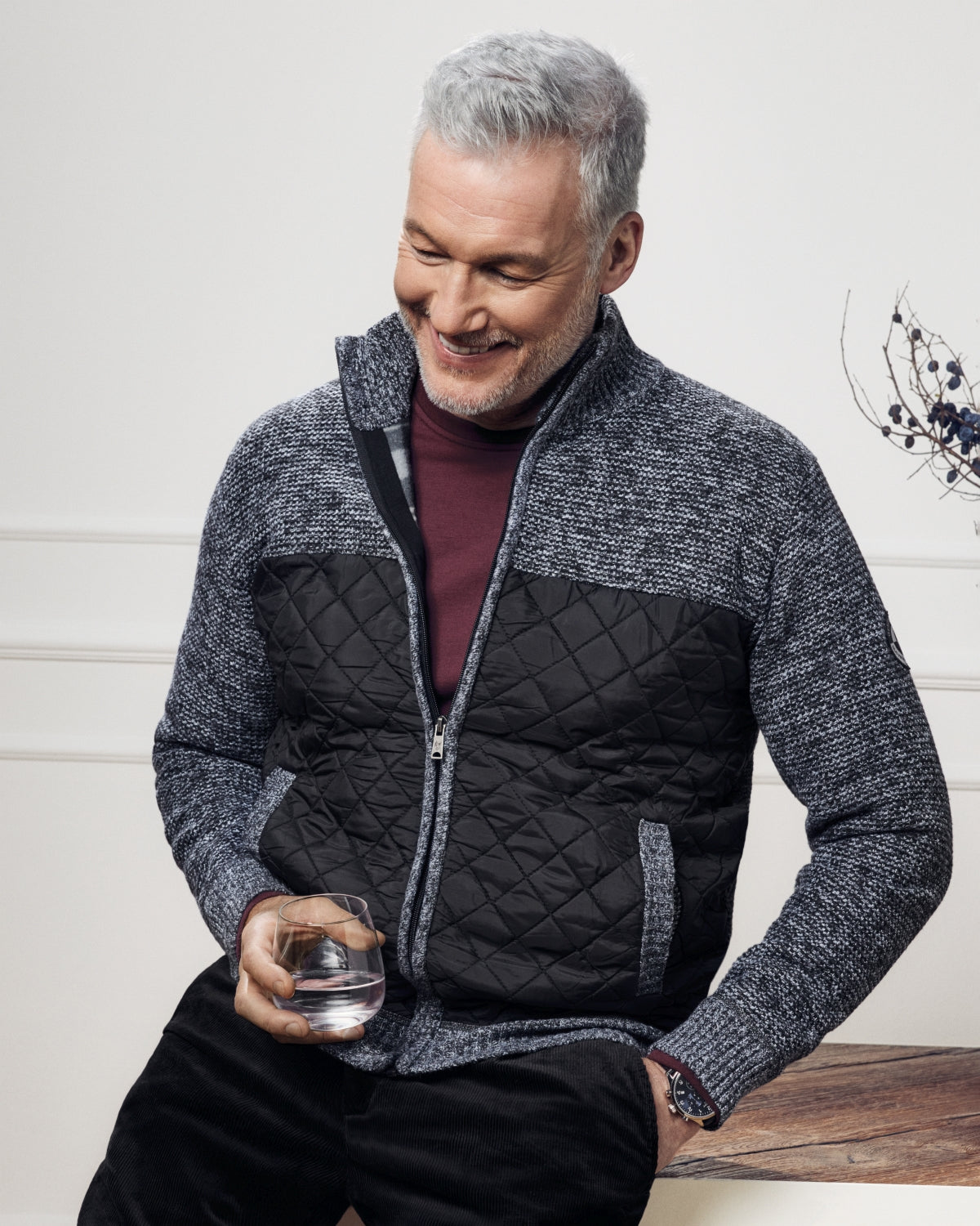 Grau-schwarze Steppjacke mit Reißverschluss für Herren.