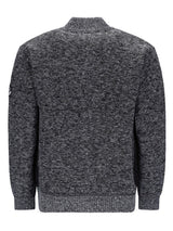 Holzkohlgrauer Pullover mit geripptem Kragen und Bündchen, aus weichem Wollmischgewebe.