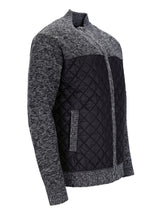 Schwarz-graue Steppjacke mit strukturierten Strickärmeln.