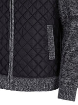 Schwarze Steppjacke mit Reißverschluss und strukturierten Ärmeln.