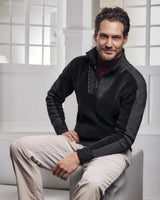 Dunkelgrauer Herrenpullover mit Viertel-Reißverschluss aus Rippenstrick mit weißen Nadelstreifenakzenten.