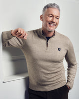 Beigefarbener Pullover mit Viertelreißverschluss für Herren.