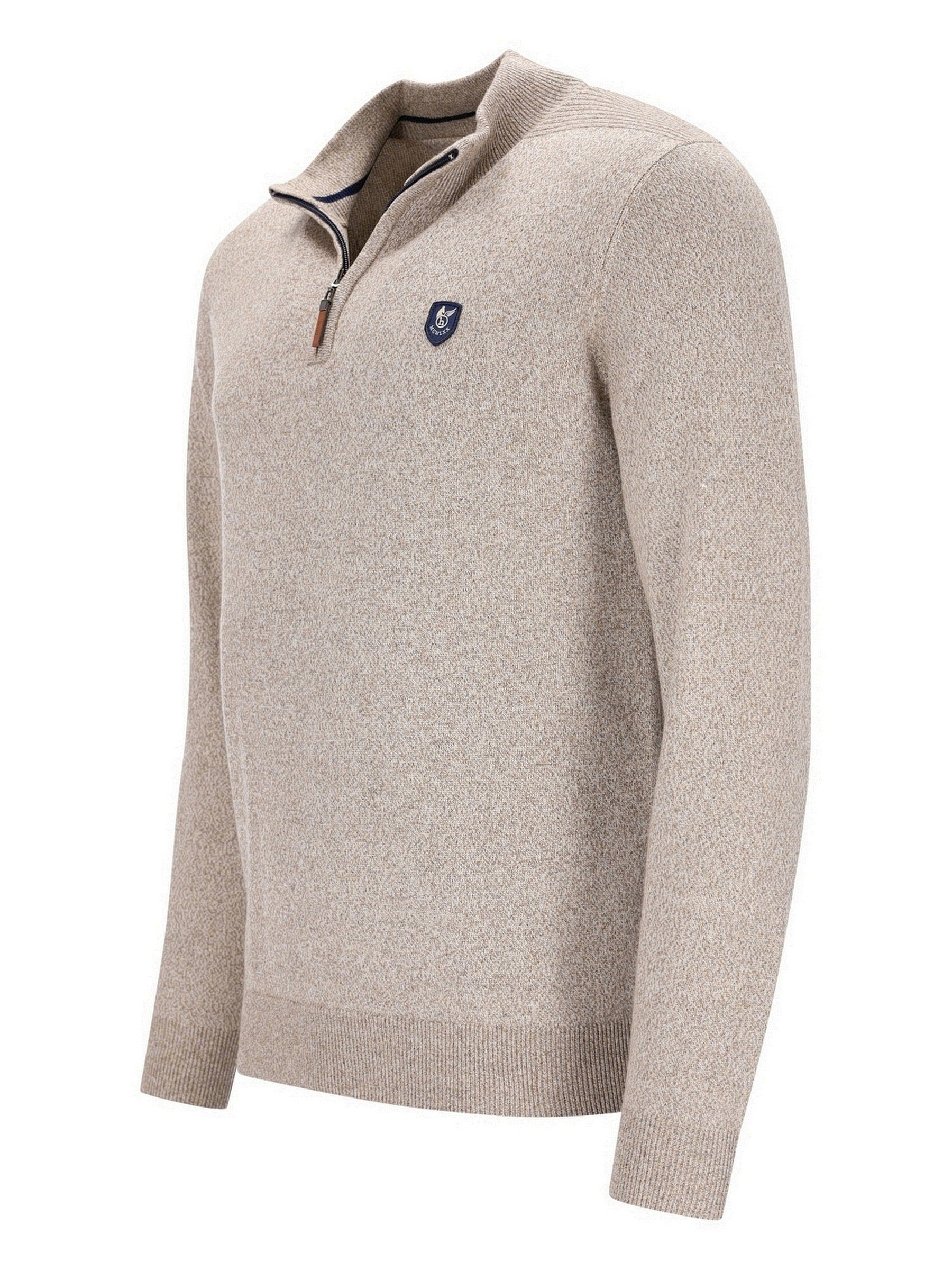 Beiger Strukturpullover mit Halbzip-Kragen und Logopatch auf der Brust.