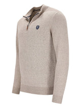 Beiger Strukturpullover mit Halbzip-Kragen und Logopatch auf der Brust.