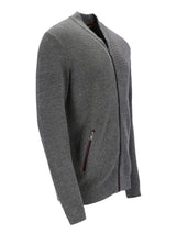 Kohle-grauer Reißverschluss-Pulli mit texturierter Strickstruktur und Seitentaschen.