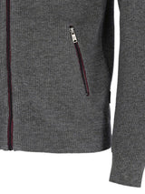 Kohle-grauer Reißverschluss-Pulli mit Burgunder-Akzenten und gerippter Textur.