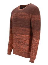 Brauner und orangefarbener gestreifter Pullover mit V-Ausschnitt-Design.