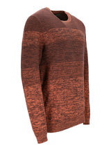 Rostfarbener Pullover mit gerippter Textur und Rundhals.