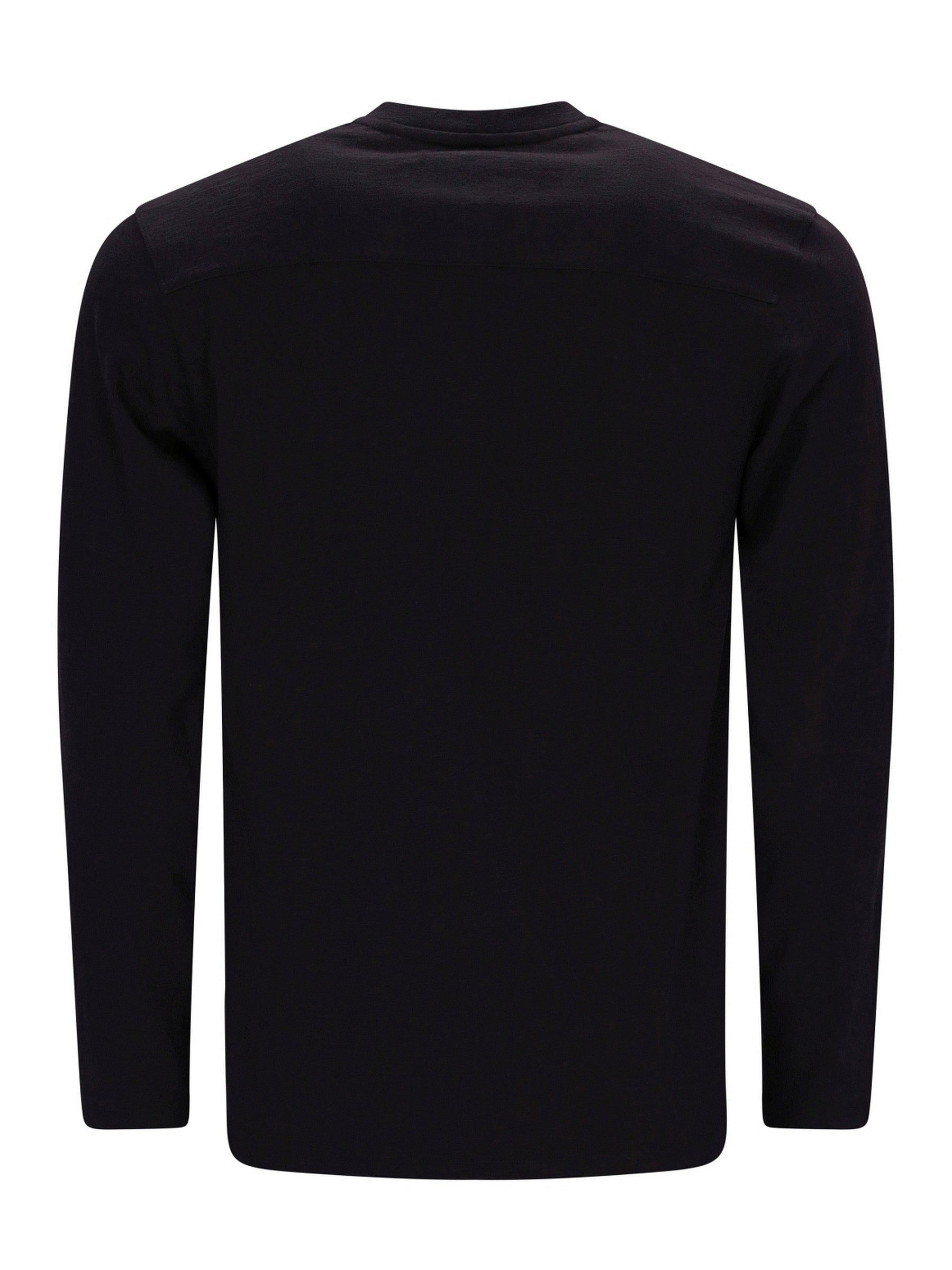 Schwarzer Rollkragenpullover mit gerippten Bündchen und Saum, wahrscheinlich aus Baumwolle oder Wolle gefertigt.