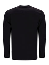 Schwarzer Rollkragenpullover mit gerippten Bündchen und Saum, wahrscheinlich aus Baumwolle oder Wolle gefertigt.