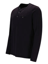 Schwarzes langärmliges Henley-Hemd mit Knöpfen vorne.