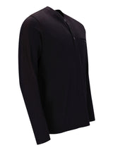 Schwarzes langärmliges Hemd mit Reißverschluss und einer Tasche auf der linken Seite.