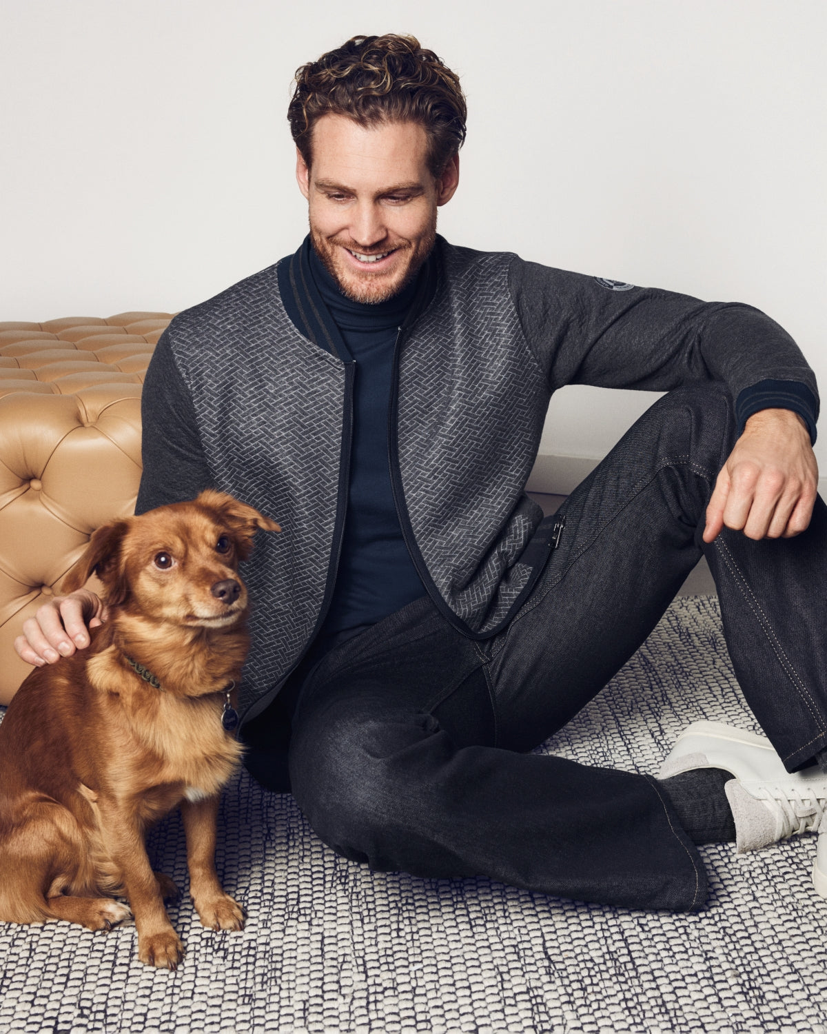 Dunkelgraue Bomberjacke für Herren mit strukturiertem Körper und festen Ärmeln.