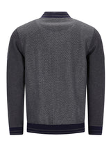 Holzkohlgrauer strukturiertes Pullover mit marineblauem Besatz und Kragen, inspiriert von einem klassischen Polo-Stil.