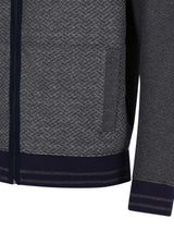 Holzkohlegrauer Fischgrätmuster-Reißverschluss-Jacke mit marineblauen Akzenten und gerippten Bündchen.