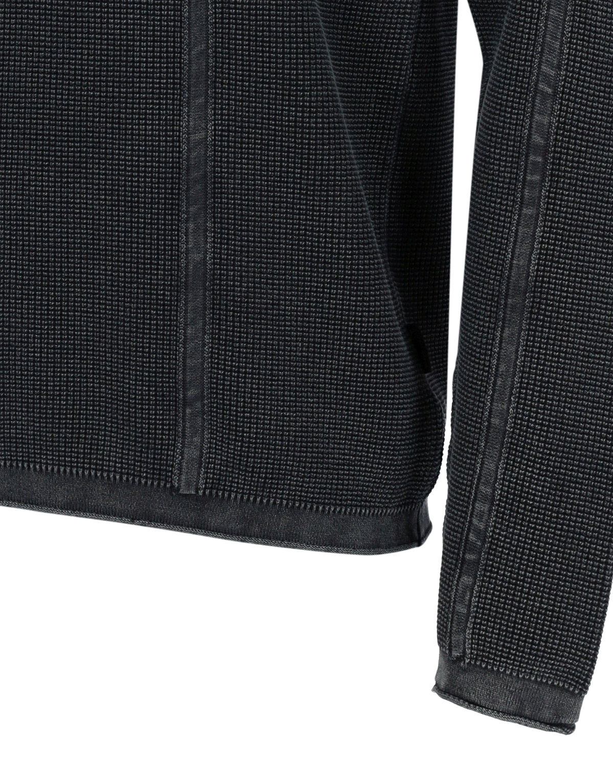 Dunkelgrauer Pullover aus Waffelstrick mit gerippten Abschlüssen.