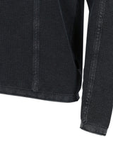 Dunkelgrauer Pullover aus Waffelstrick mit gerippten Abschlüssen.