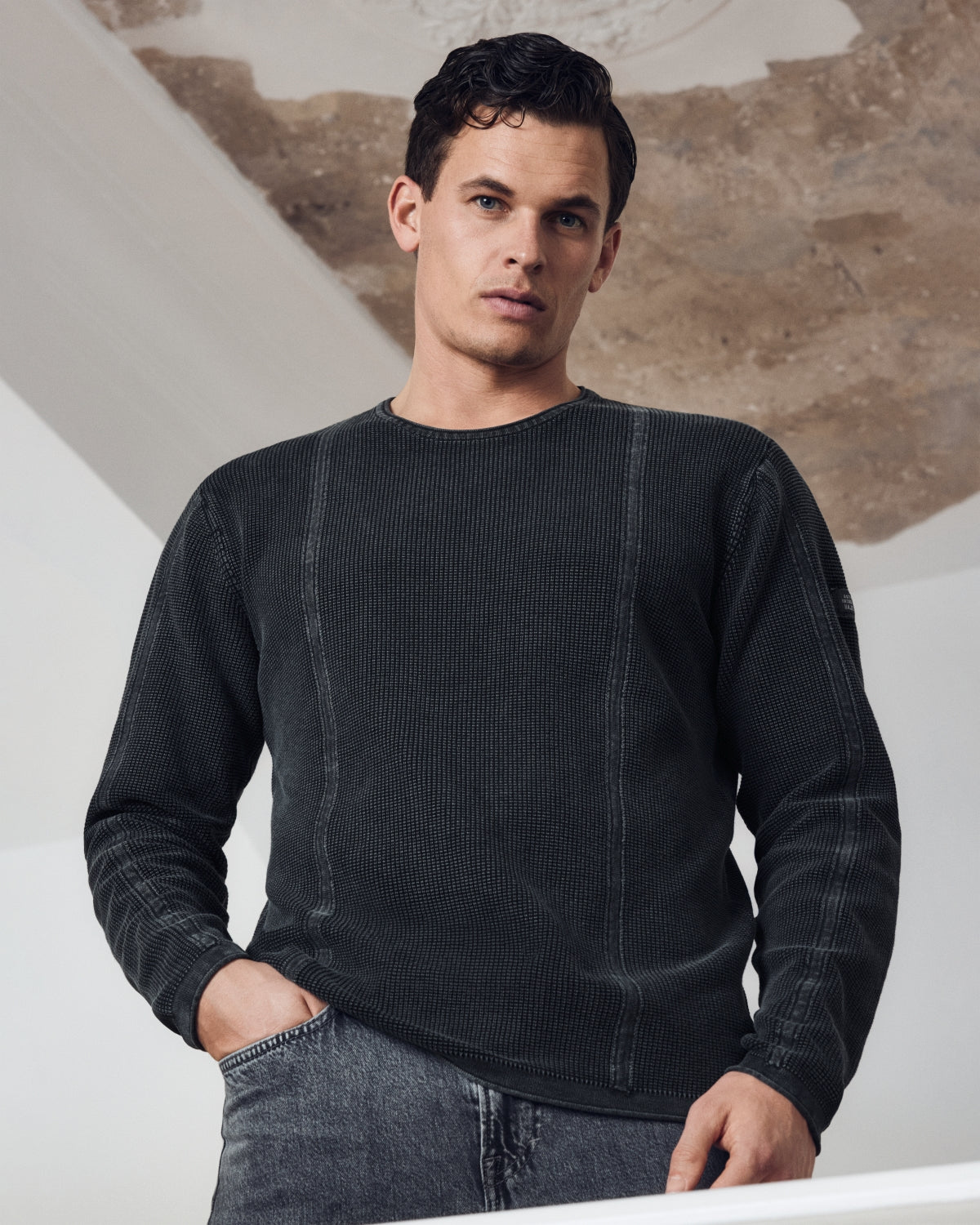 Schwarzes, langärmeliges Hemd mit geripptem Rundhalsausschnitt, vertikalen Nähten und verblasster Waschung für Herren.