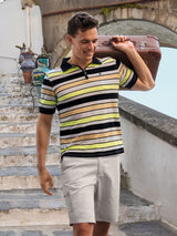 Mann in Pikeepolo mit schräg gestreiftem Allover-Muster in Schwarz, Gelb, Beige