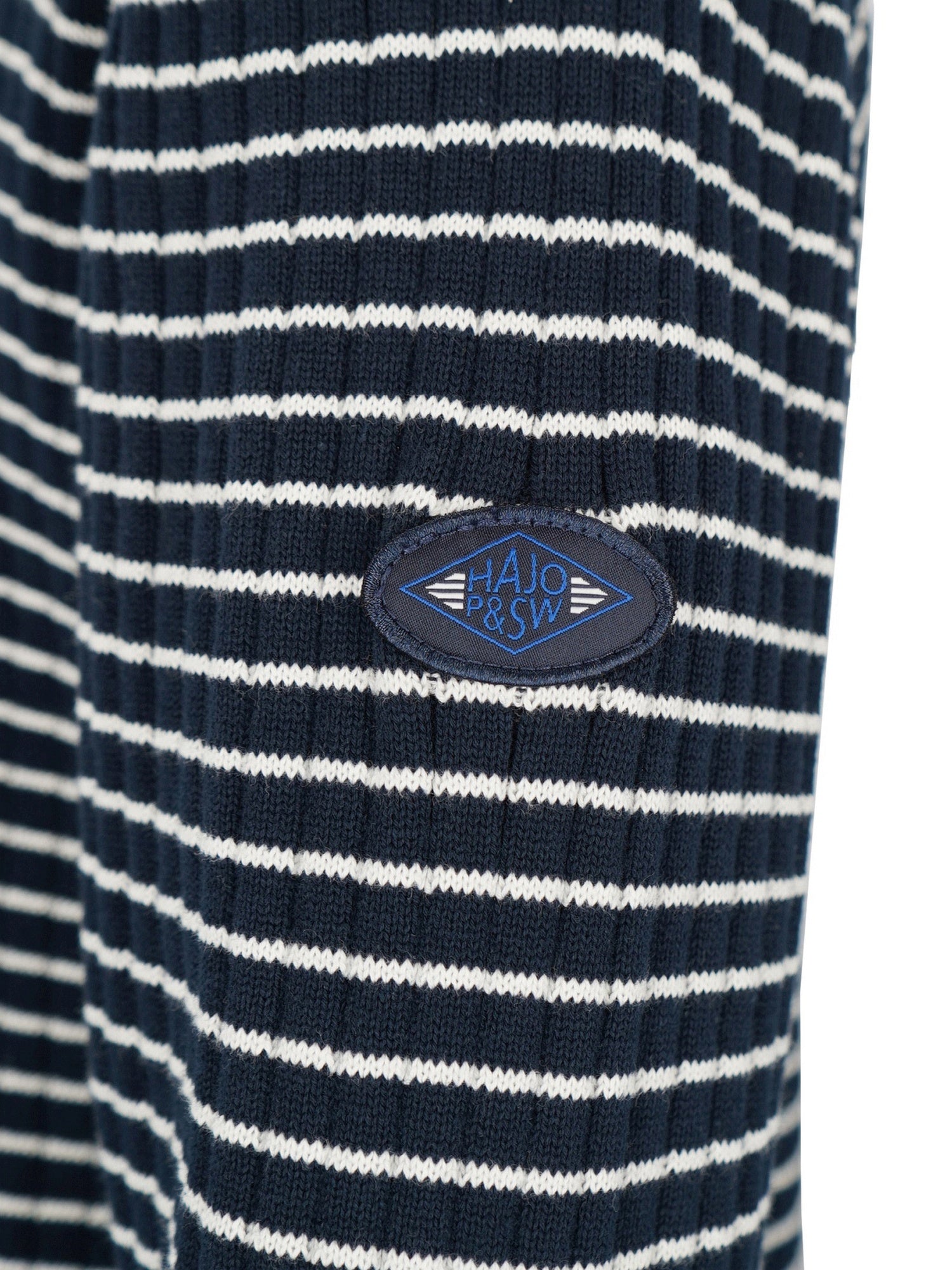 Marine- und weiß gestreifter Pullover mit einem Patch, der ’hajo & w’ in Gold zeigt.