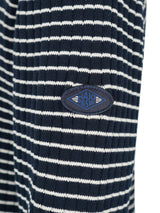 Marine- und weiß gestreifter Pullover mit einem Patch, der ’hajo & w’ in Gold zeigt.