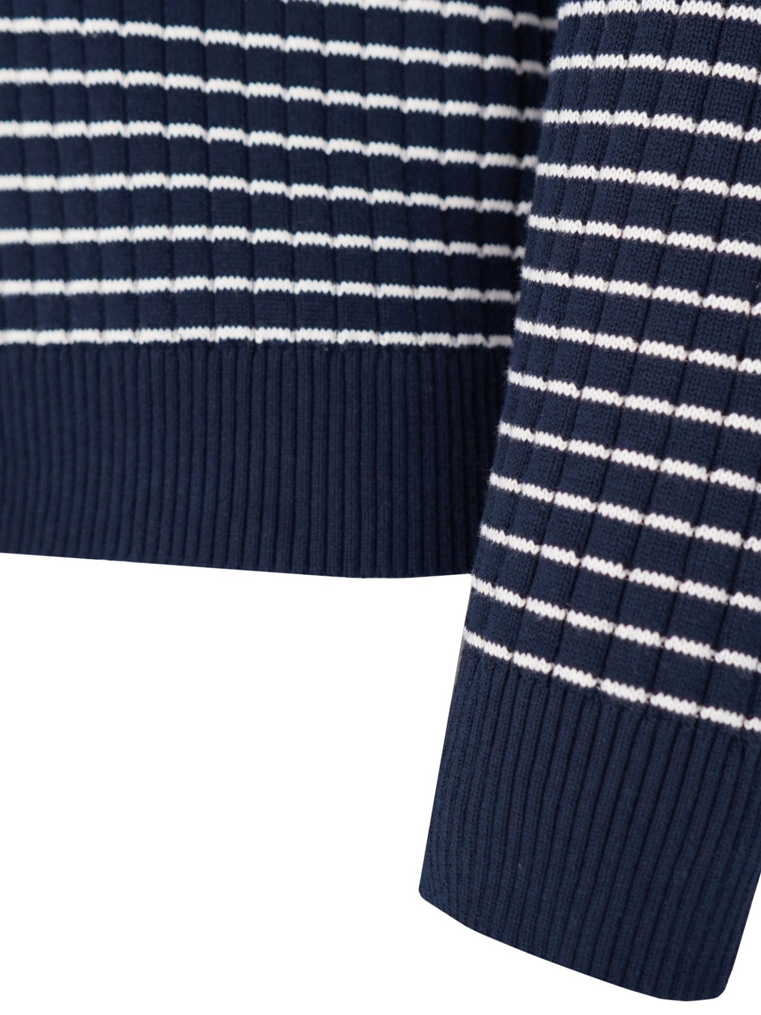 Marineblauer und weißer gestreifter Pullover mit gerippter Textur.