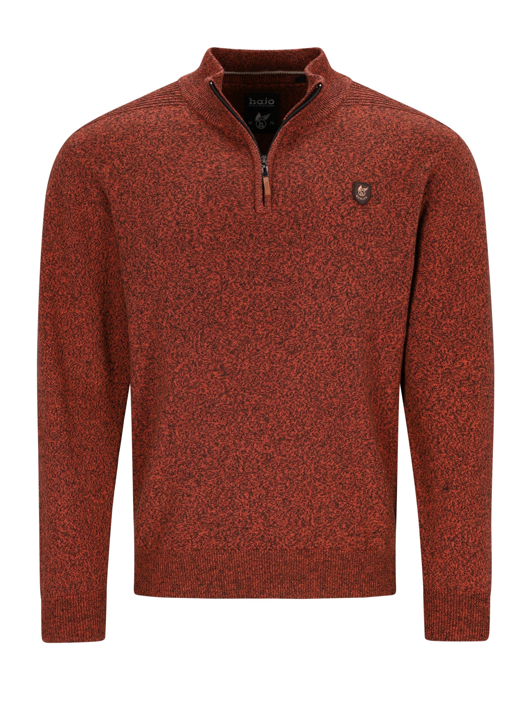 Ein herren troyer-pullover in rostfarbe mit strukturstrickmuster und kleinem gesticktem logo auf der linken brust