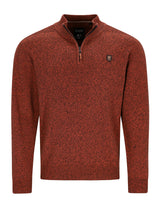 Ein herren troyer-pullover in rostfarbe mit strukturstrickmuster und kleinem gesticktem logo auf der linken brust