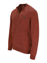 Ein herren rustfarbener troyer-pullover in jaspé-garn mit strukturiertem strickstoff und kleinem logo auf der brust