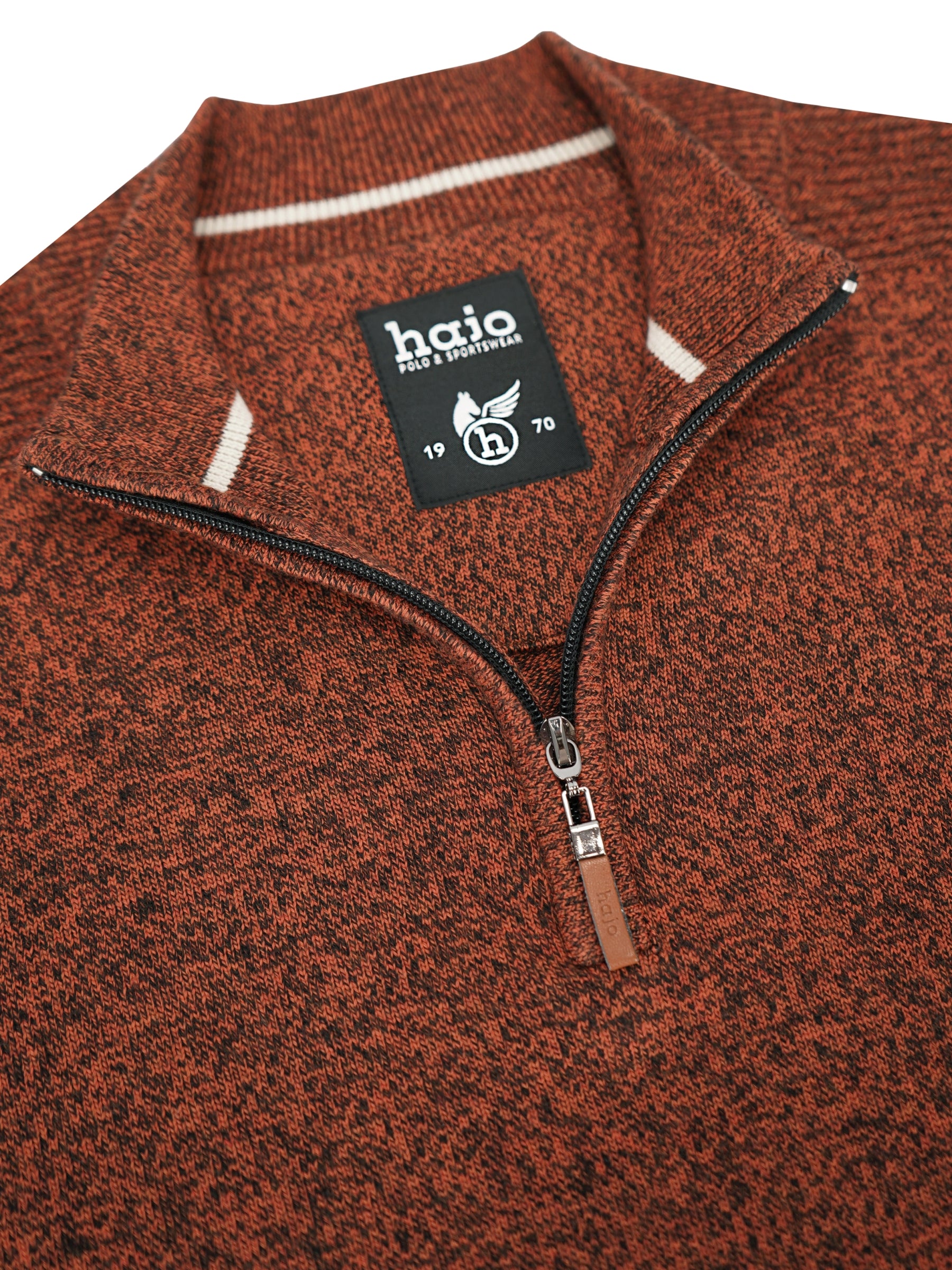 Rustfarbener troyer-pullover aus jaspé-garn mit strukturierter strickoptik und weißem kragen- und zipperbesatz