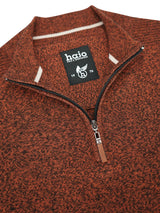 Rustfarbener troyer-pullover aus jaspé-garn mit strukturierter strickoptik und weißem kragen- und zipperbesatz