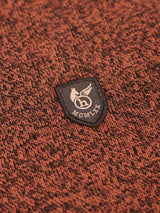 Troyer-pullover in jaspé-garn mit schwarzem schild-patch und weißem flügel-h-logo auf rot-schwarzem meliertem strickstoff