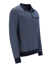 Marineblaues und weißes gestreiftes Poloshirt mit Half-Zip-Design.