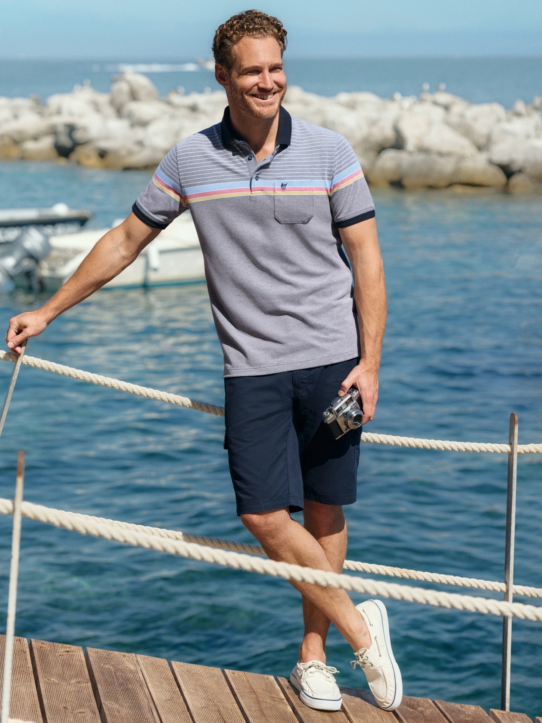 Grau gestreiftes Pikee-Polo Dessinmix mit Regenbogenstreifen, Navy-Kragen und -Bündchen