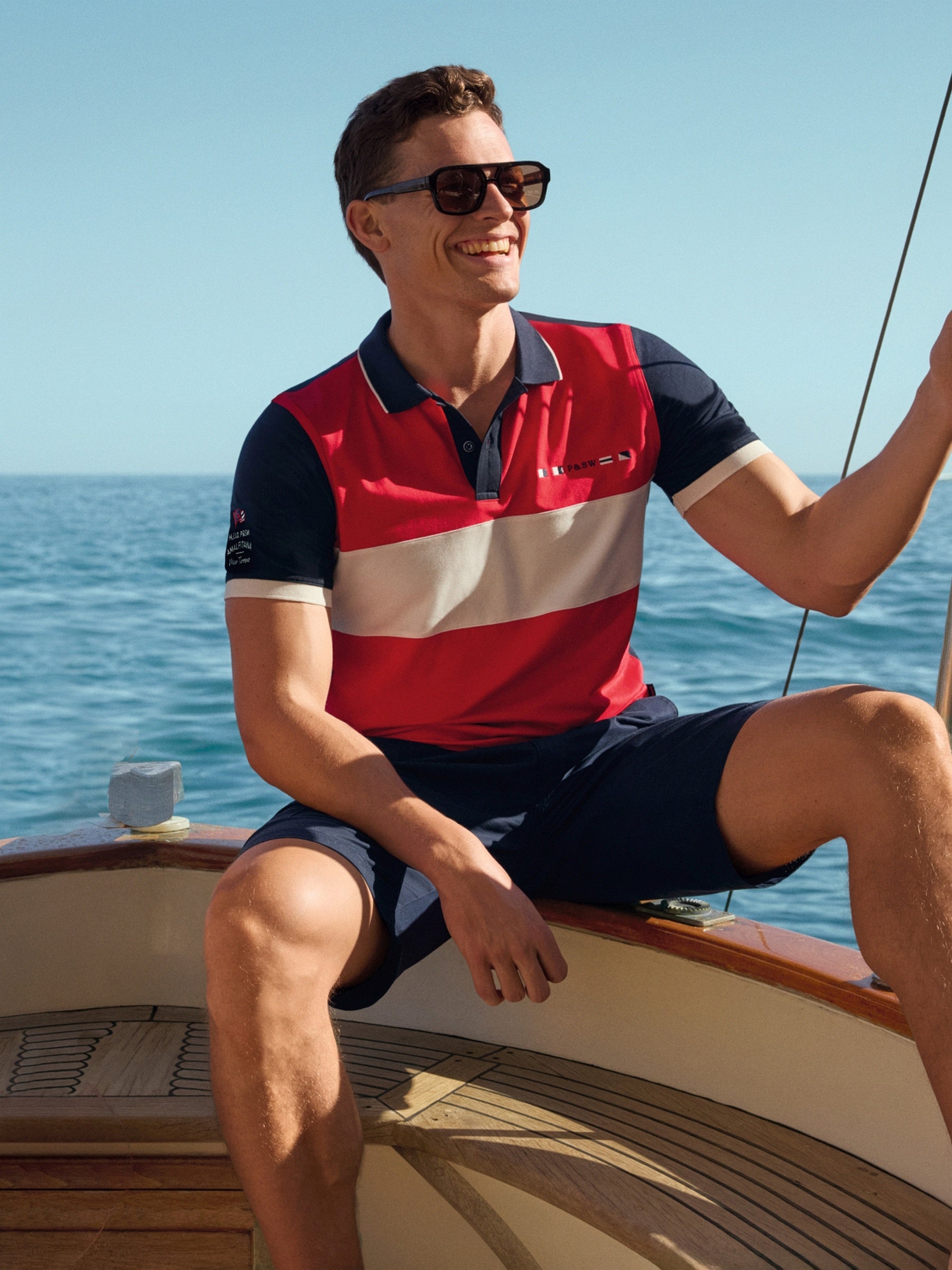 Rotes, weißes und marineblaues gestreiftes Pikee-Poloshirt mit Brustlogo