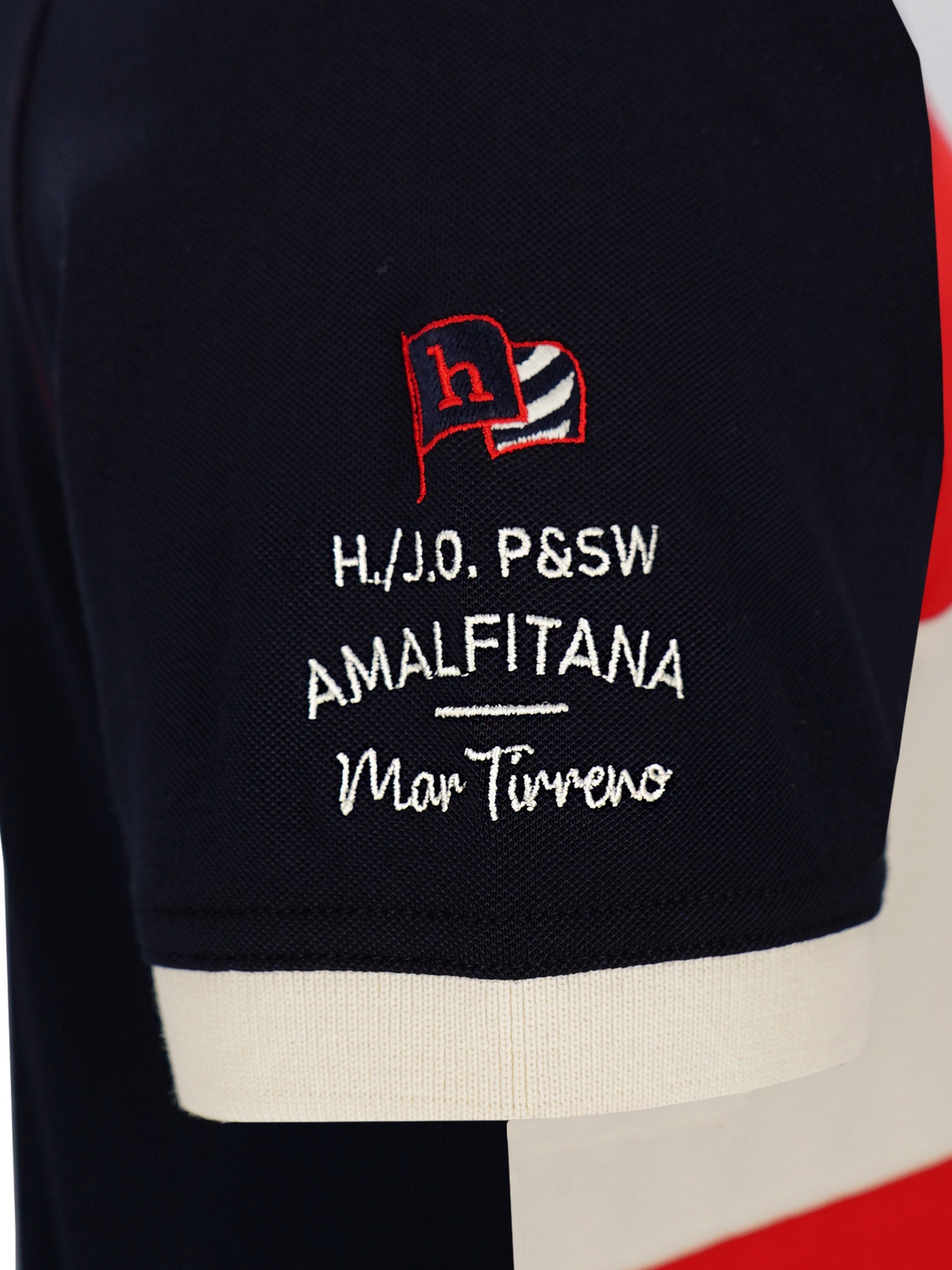 Marineblaues Pikee-Poloshirt mit weißem Ärmel-Logo und roter Flagge über h./j.o
