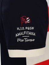 Marineblaues Pikee-Poloshirt mit weißem Ärmel-Logo und roter Flagge über h./j.o