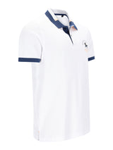 Weißes Pikee-Polohemd mit dezenter Bruststickerei, navy Kragen und Bündchen